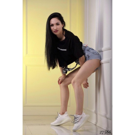 Черная футболка.