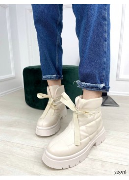 Ботинки демисезон на тракторной подошве.