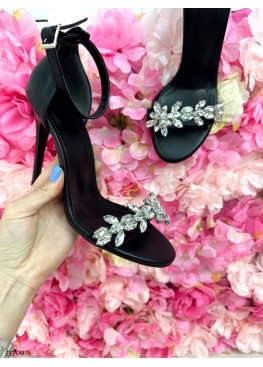 Босоножки с камнями